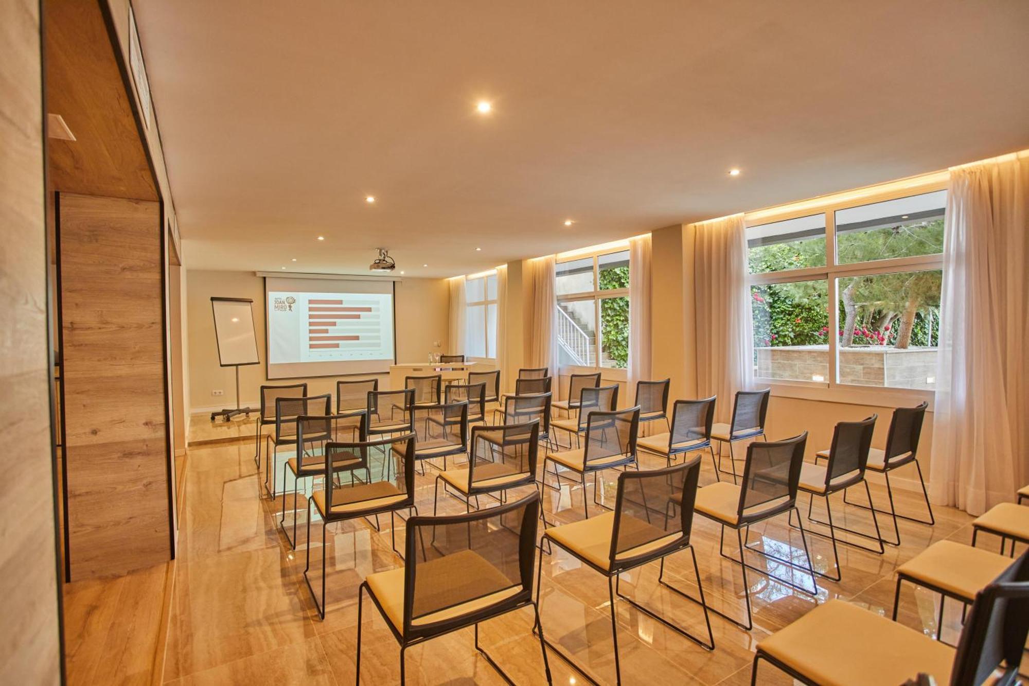 Hotel Joan Miro Museum ปัลมาเดมายอร์กา ภายนอก รูปภาพ The meeting room of the hotel