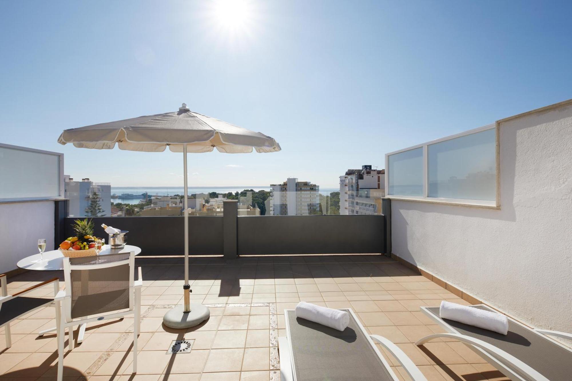 Hotel Joan Miro Museum ปัลมาเดมายอร์กา ภายนอก รูปภาพ A balcony of a room at the hotel