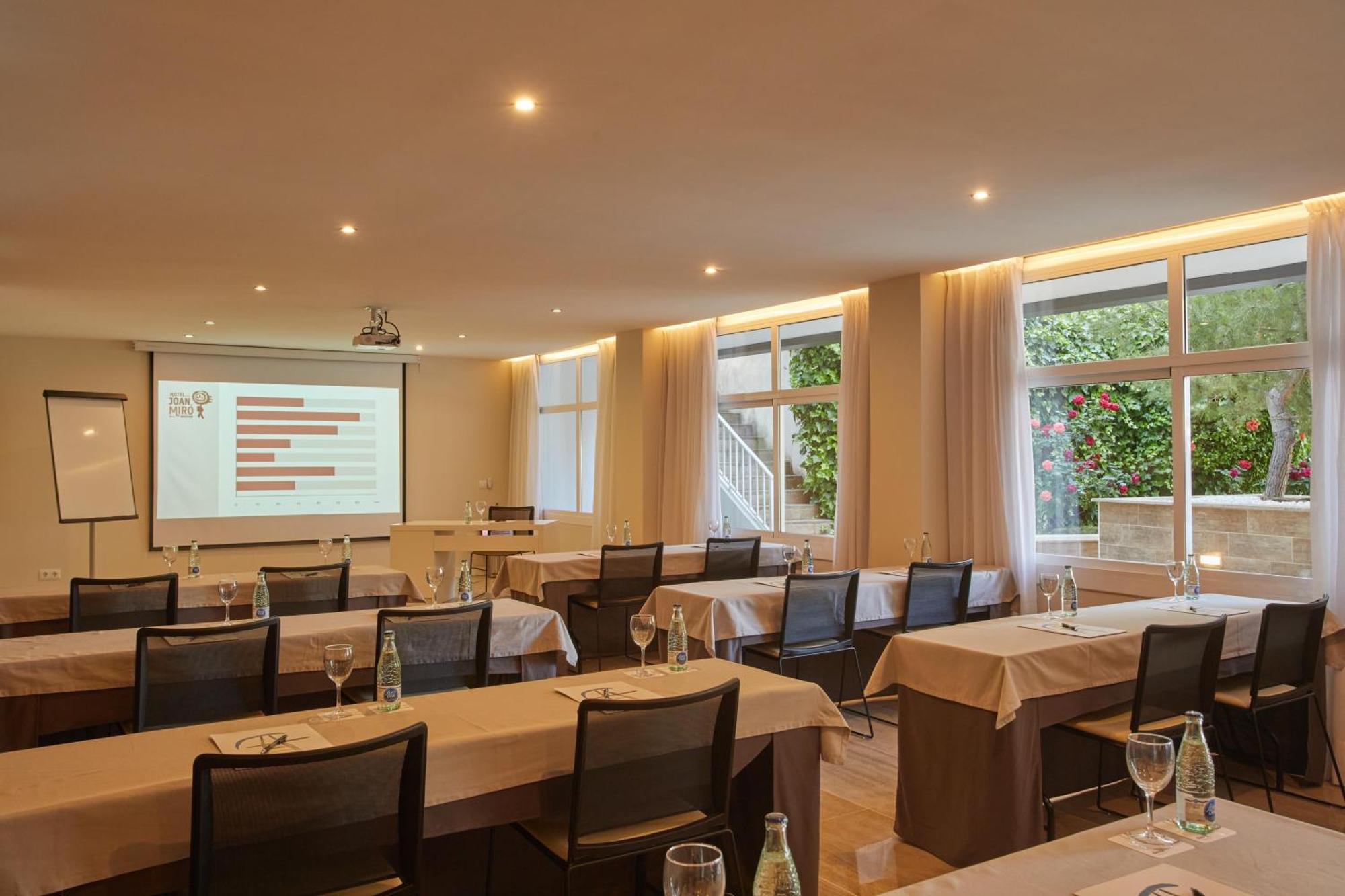 Hotel Joan Miro Museum ปัลมาเดมายอร์กา ภายนอก รูปภาพ The conference room of the hotel